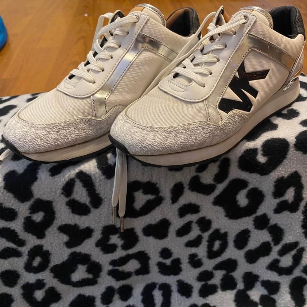 Michael Kors Women's Sz 8.5 Maddy sneakers in bright white, black and silver.